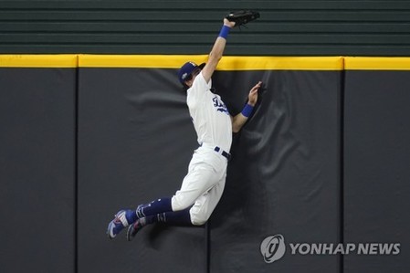 '벨린저 슈퍼캐치' 다저스, NLCS 진출 눈앞…최지만 멀티히트(종합)