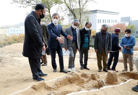 "한국전쟁 때 민간인 계획 학살 뒤 구덩이 파고 묻었다"