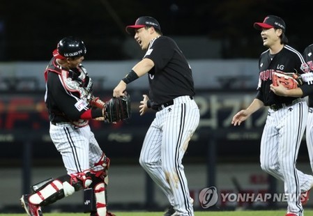 (LEAD) Seoul rivals set for clash at start of KBO postseason
