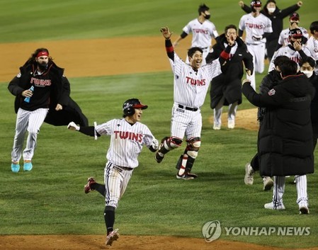 Twins walk off on Heroes to take KBO's Wild Card
