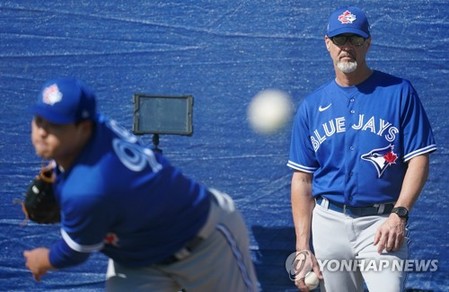 토론토 투수코치 "류현진은 특별한 투수…후배들이 훈련 지켜봐"