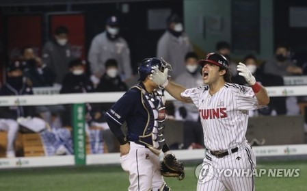 볼 것 많았던 '잠실 라이벌' 격돌…LG, 홈런 4개 터뜨리고 눈물