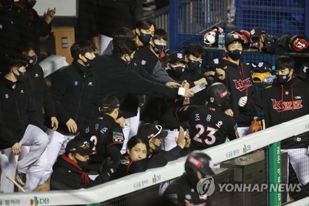 '명가' 두산 vs '막내' kt가 펼치는 고척돔 플레이오프