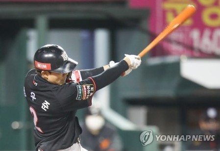 kt 창단 멤버 심우준 "첫 PS, 최대한 희생한다는 각오"