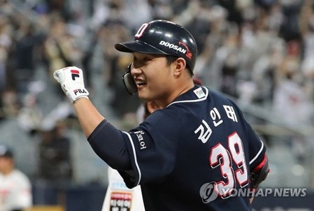 대타 김인태 9회 결승타…두산, PO 1차전서 kt 3-2 제압