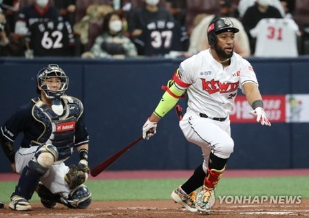 올해 최고 타자 로하스, 두산 견제 뚫고 2차전부터 폭발할까