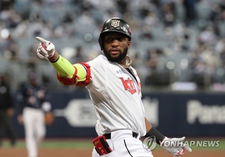 홈런왕 kt 로하스, 포스트시즌 첫 홈런…추격 솔로포