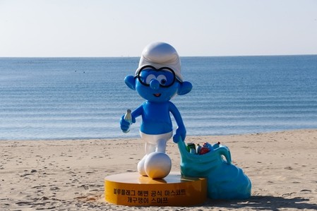 개구쟁이 스머프, 환경 캠페인 하러 완도 명사십리에 떴다
