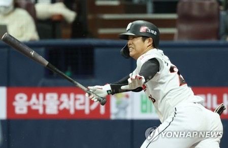 Tale of two KBO batters: little engine keeps chugging along, big slugger's slump continues