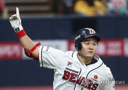 두산 최주환, 대타 자원에서 주인공으로…KS행 결승 투런포