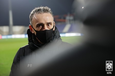 멕시코에 역전패 벤투 감독 "빌드업에서 볼 뺏겨 어려움 자초"