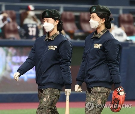 '방역 최전선서 싸운' 쌍둥이 자매 신나은·나미, KS 시구·시타