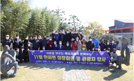 퍼플섬·섬티아고 순례길…신안군 핫플레이스에서 이색 이장회의