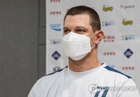 당황한 NC 루친스키 "첫 질문이 알테어 마스크라니…"