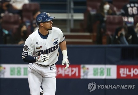 Dinos' Aaron Altherr apologizes for refusing to wear mask during Korean Series