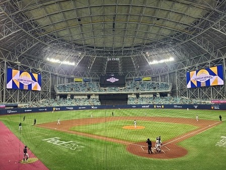 한국시리즈 열린 고척돔, 경기 시작 후 4분간 전광판 먹통