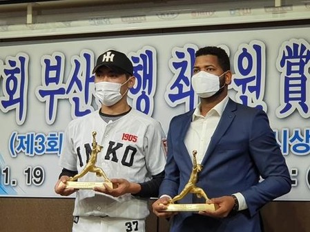 Bears' ace Alcantara receives top S. Korean pitching award