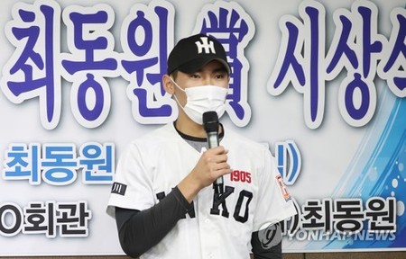 '고교 최동원상' 윤태현 "우상 정우영 선배와 통화도 했어요"