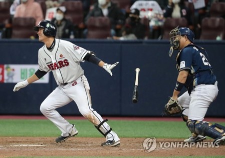 김재호 또 결승타 포함 3타점…두산, KS 2승 1패 리드