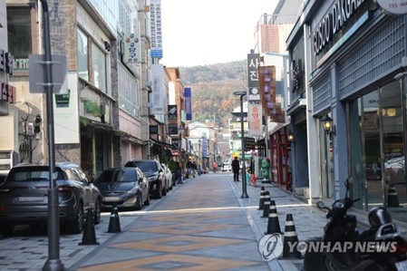 코로나19 재확산에 도심 발길 뚝…마스크 쓰고 야외로