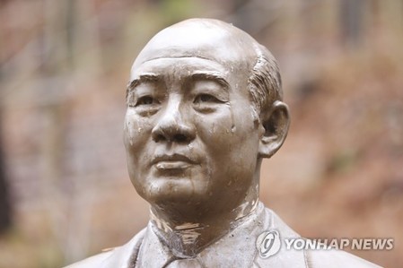 청남대 '전두환 동상' 훼손 50대 구속…법원 "도주 우려 있다"(종합)