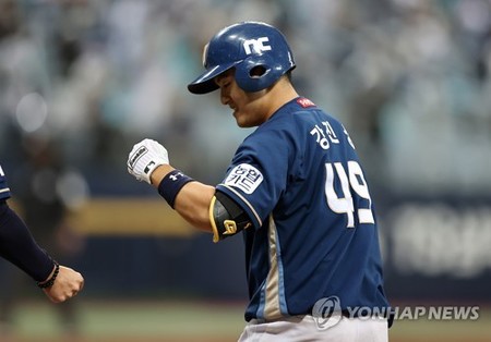 '효도하는' 강진성 "심판 아버지, 제 덕에 편하게 KS 보십니다"