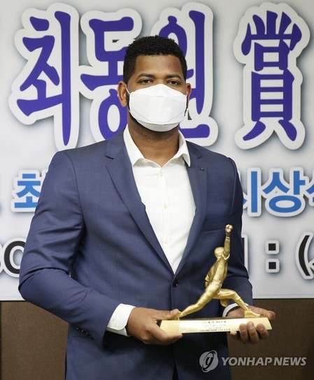 알칸타라, 최동원상 상금 절반인 1천만원 기부