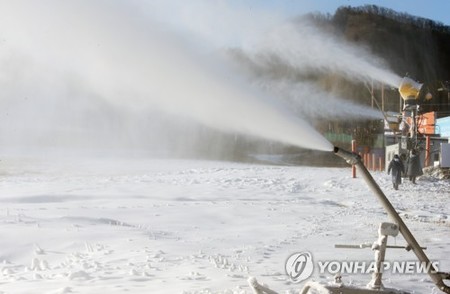 "변덕스런 날씨가 야속해"…강원 스키장 개장 늦어져