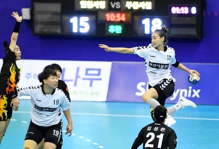 여자핸드볼 부산시설공단, 시즌 첫 승…강재원 감독 '생일 선물'