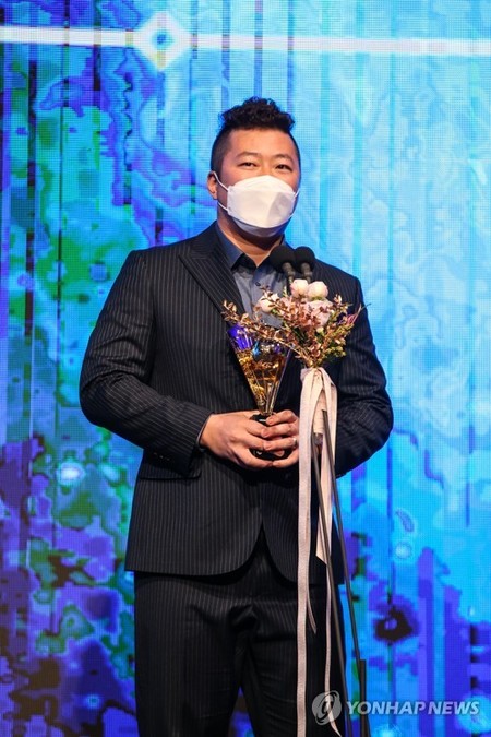 '37살 타격왕' 최형우 "늦게 시작했으니, 더 오래 해야죠"