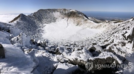 "첫눈 내렸나요?"…'맨눈'으로 재는 한라산 적설량 정확도는?