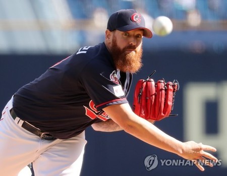 (LEAD) KBO's Giants bring back ace Dan Straily for 2nd season