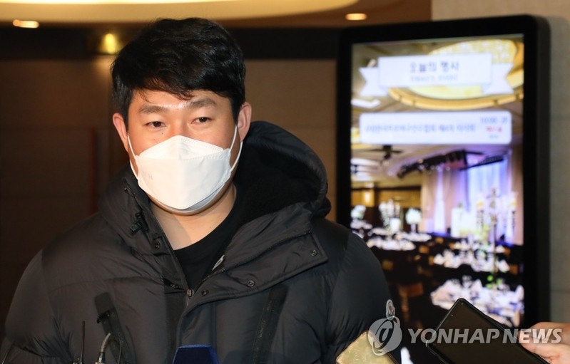 '판공비 논란' 선수협회 새 회장에 양의지…"팬들께 사과"