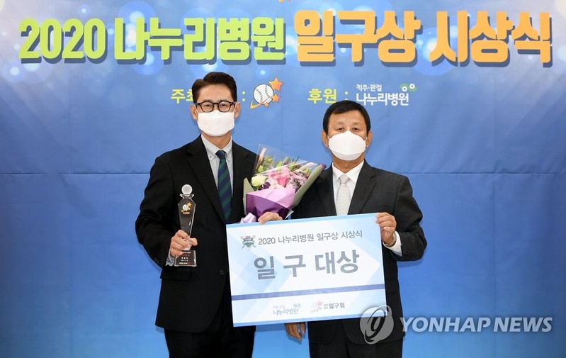 LG 박용택, 일구대상 수상…"대상으로 선수 인생 끝내 영광"