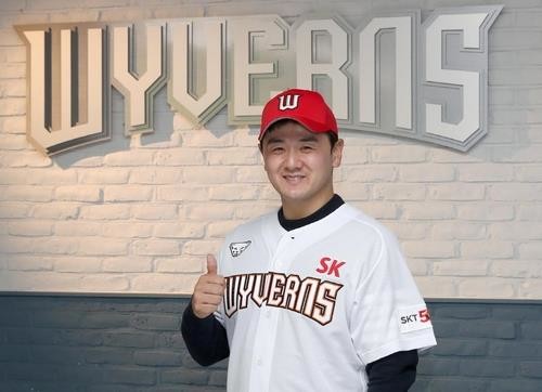 Infielder becomes 1st KBO free agent to switch teams in '20