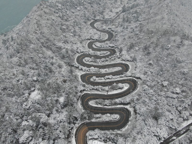 [픽! 신안 흑산도] 눈 내린 열두 굽잇길…마치 붓질한 듯 장관