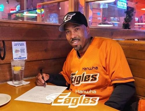 KBO's Eagles hire ex-MLB coach Johnny Washington as new hitting coach