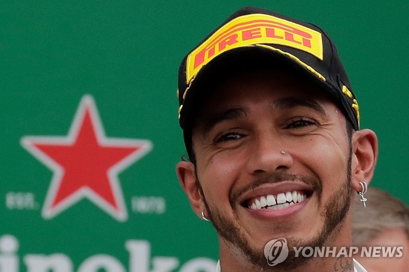 F1 드라이버 해밀턴, 영국 여왕으로부터 '기사 작위'