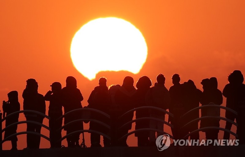 '해넘이 명소' 인천 정서진 폐쇄했더니 을왕리로 몰려
