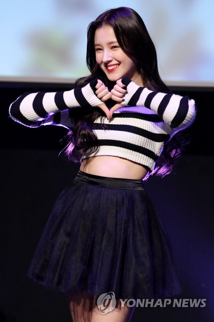 모모랜드 소속사 "낸시, 합성사진 피해…법적 대응"