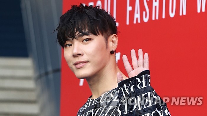 프로포폴 상습 투약 가수 휘성 첫 재판…"공소 사실 인정"