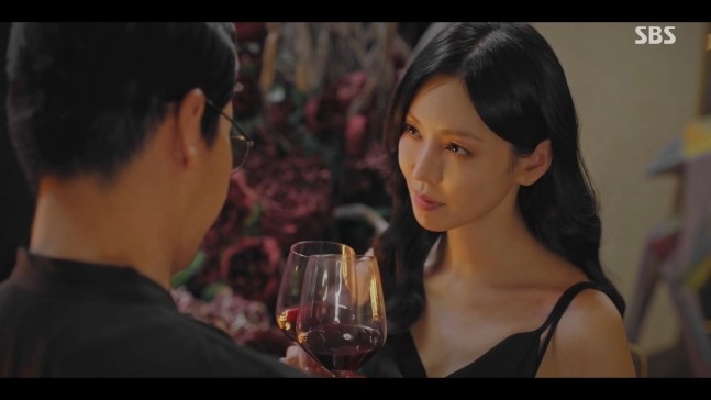 낭만 로코는 지고 격정 불륜만 남다