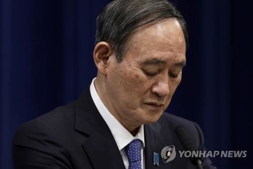 스가 지지율 넉달만에 반토막…유권자 80％ "긴급사태 늦었다"