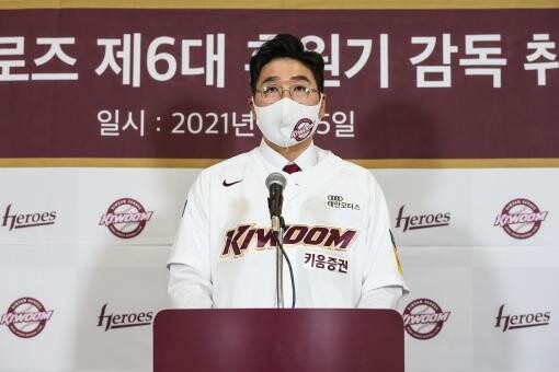 New manager for KBO club wants to give fans hope during pandemic