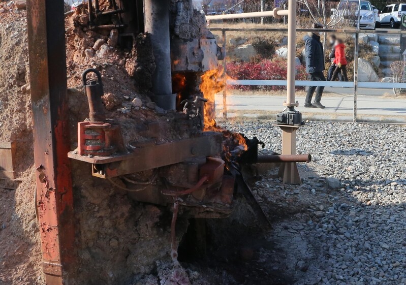 툭하면 꺼지는 '불의 정원'…포항시 자동점화장치 부착