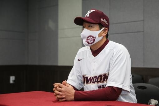 (LEAD) Rookie KBO manager opens up with players over phone ahead of 1st spring training