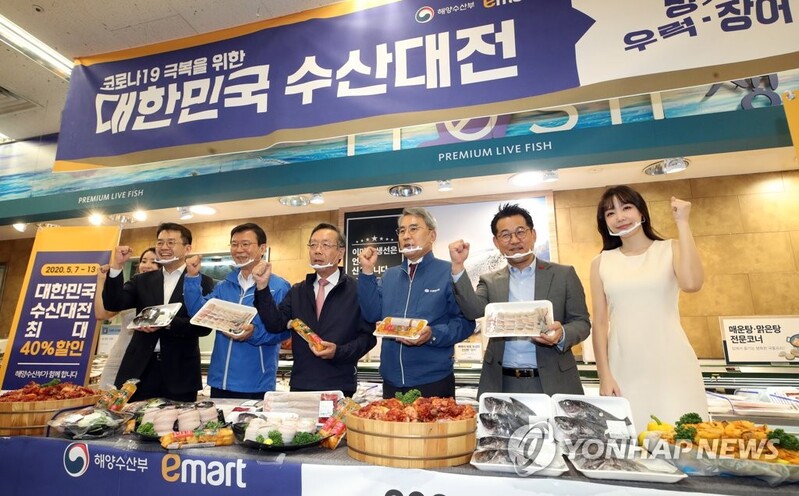 [동정] 문성혁 장관, '대한민국 수산대전'서 수산물 판매 참여