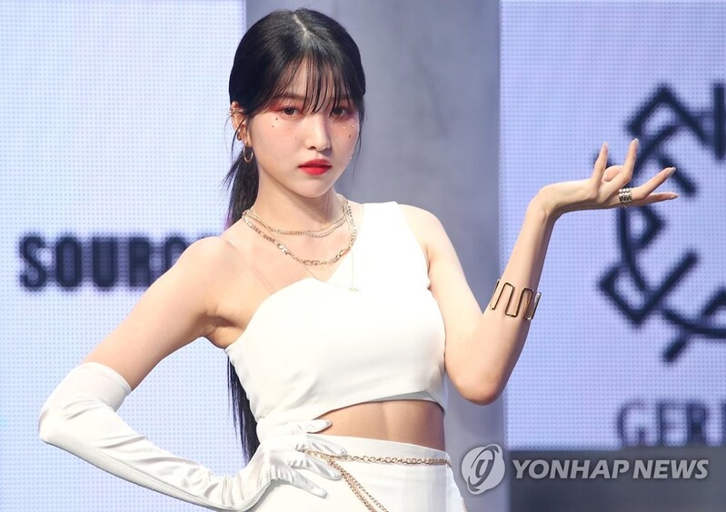 GFriend's Sowon apologizes for hugging 'Nazi' mannequin