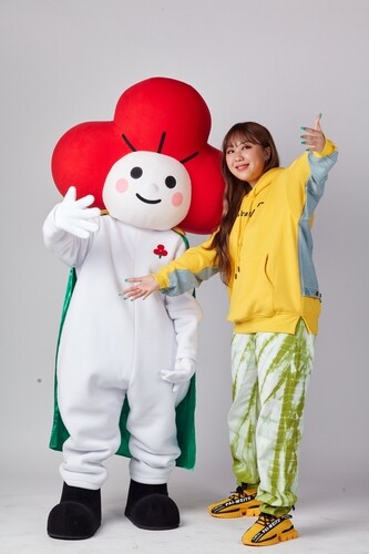 이영지, 휴대전화 케이스 판 수익금 1억4천만원 전액기부