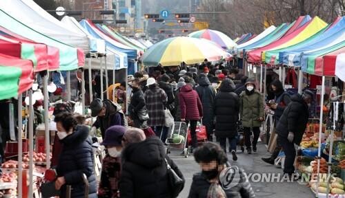 설연휴 앞둔 차분한 주말…포근한 날씨속 공원 등지 나들이 발길
